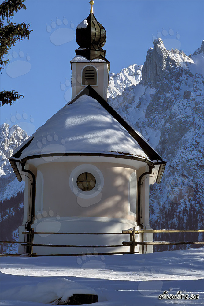 Chapelle de Noël romantique dans les montagnes bavaroises