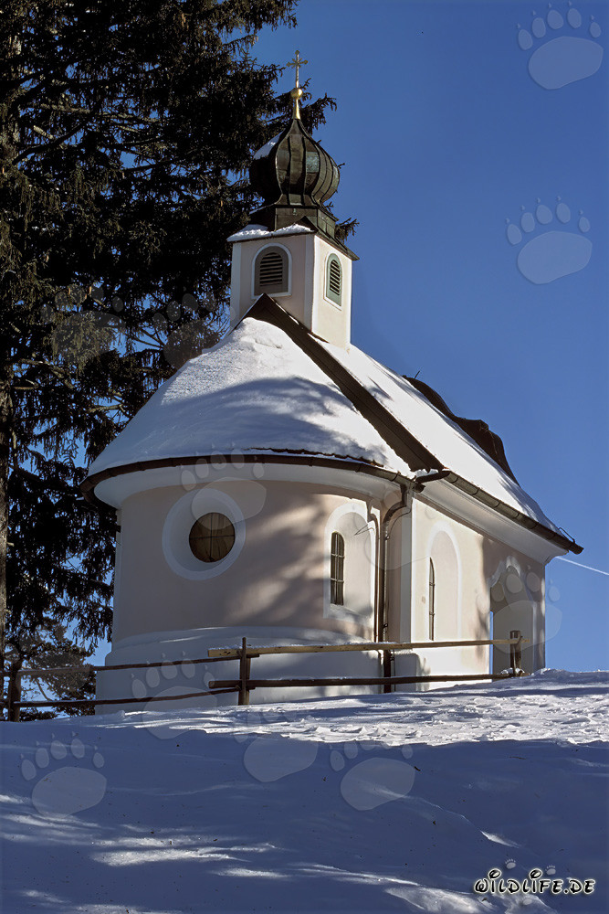 Chapelle de Noël romantique dans les montagnes enneigées de Bavière