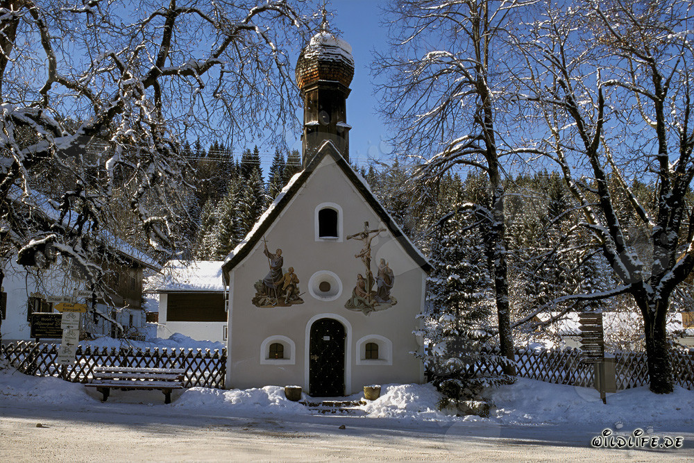Capilla navideña festiva en los Alpes bávaros