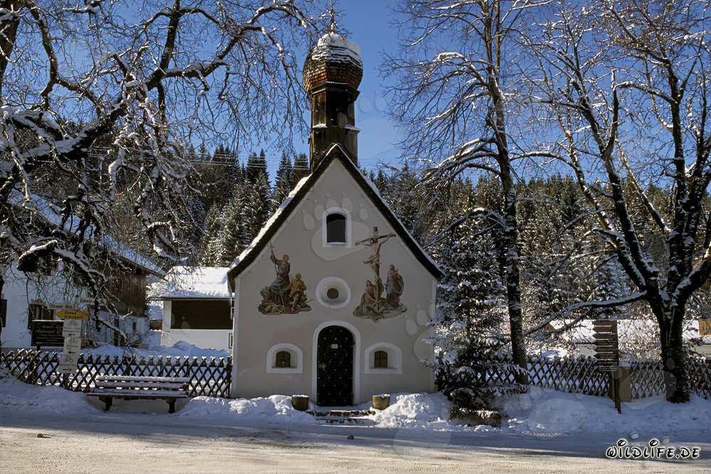 Festliche Weihnachtskapelle in den bayerischen Alpen