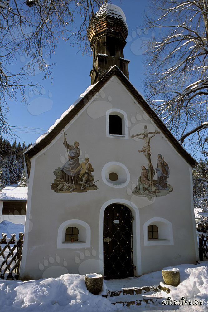 Navidad solemne en las montañas nevadas