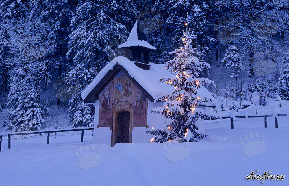 Navidad en la montaña con capilla tradicional y picos nevados