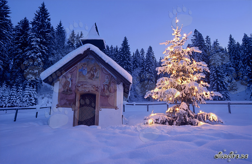 Capilla idílica en el paisaje invernal del Werdenfelser Land