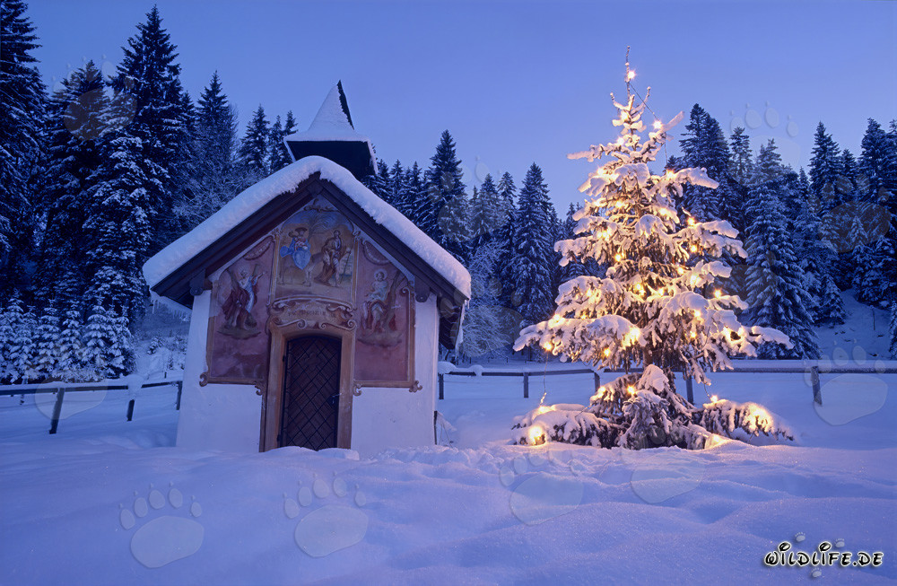 Idyllische Kapelle im winterlichen Werdenfelser Land