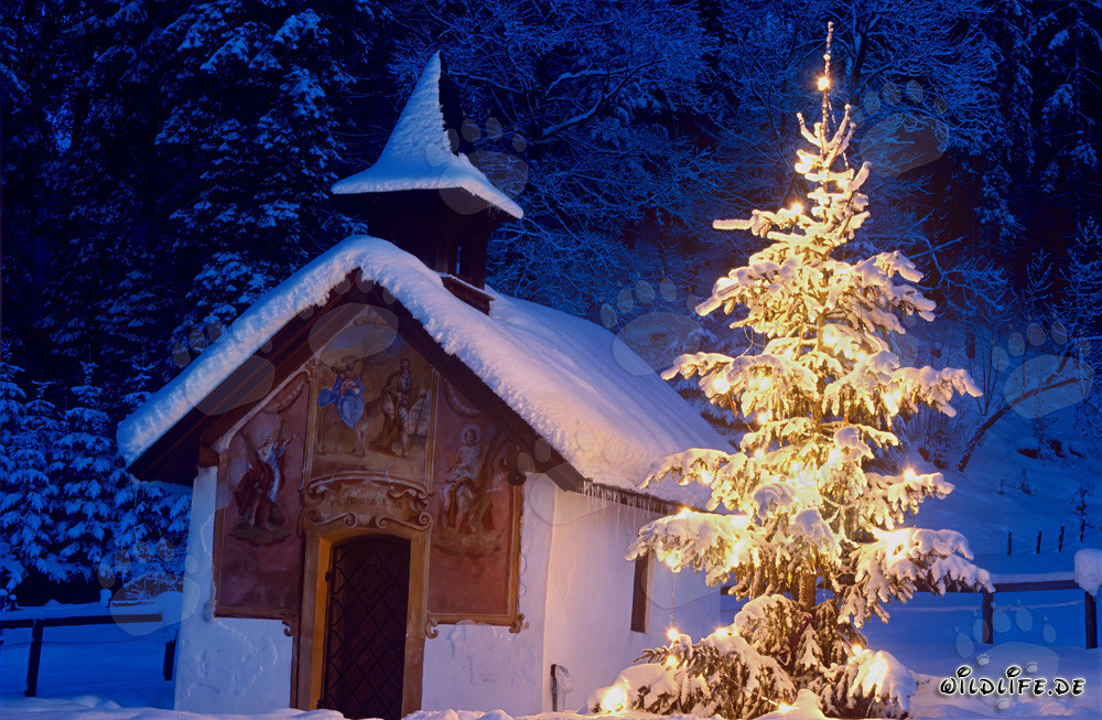 Atmosfera natalizia romantica nella cappella di montagna innevata
