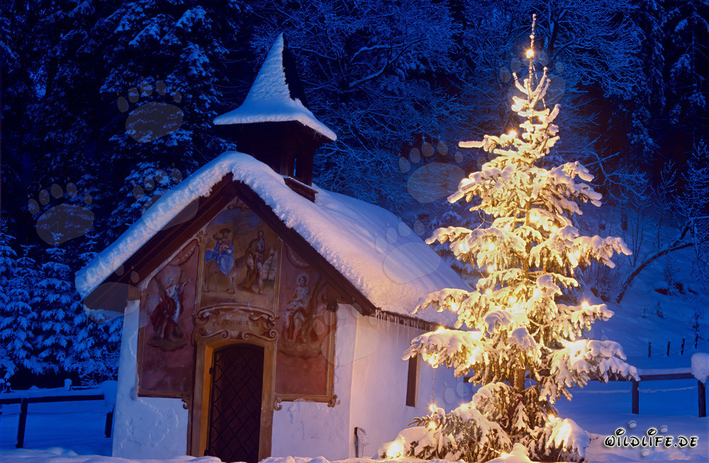 Ambiance de Noël romantique dans la chapelle de montagne enneigée