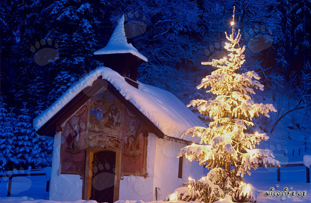 Romantische Weihnachtsstimmung in der verschneiten Bergkapelle