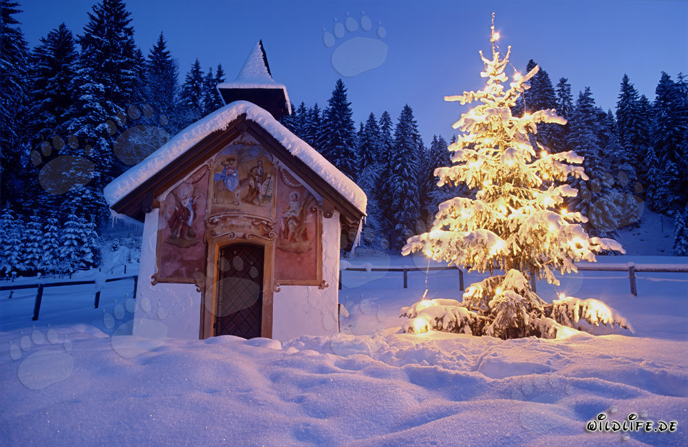 Idyllische Weihnachtskapelle in den bayerischen Bergen