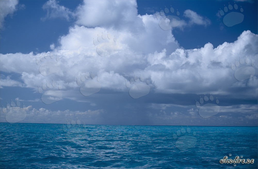 Nuages d'orage dramatiques au-dessus de la lagune de Midway