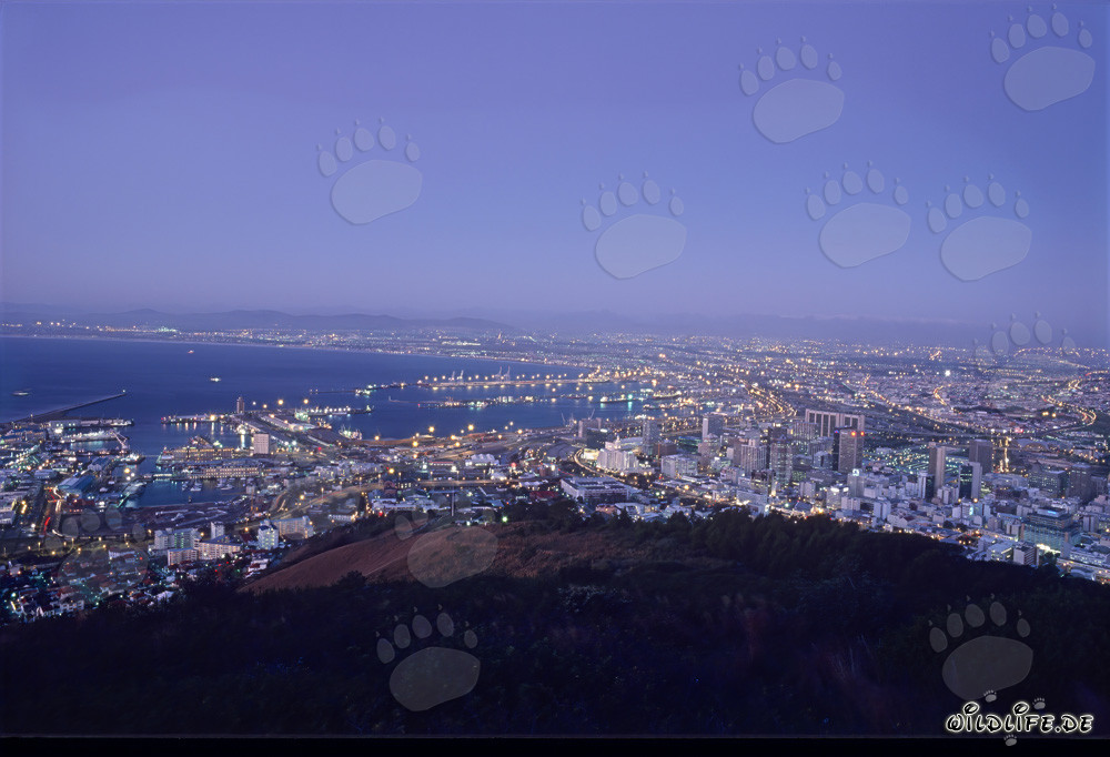 Vista del mar de luces de Ciudad del Cabo en una espectacular puesta de sol