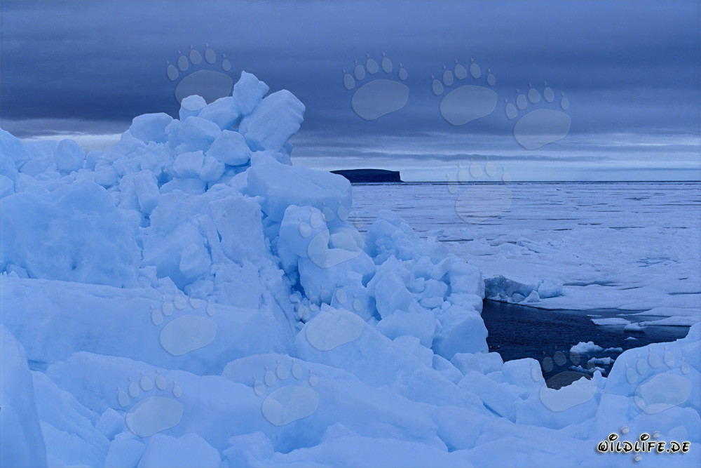 Ghiaccio artico maestoso a Cape Anne, Nunavut, Canada
