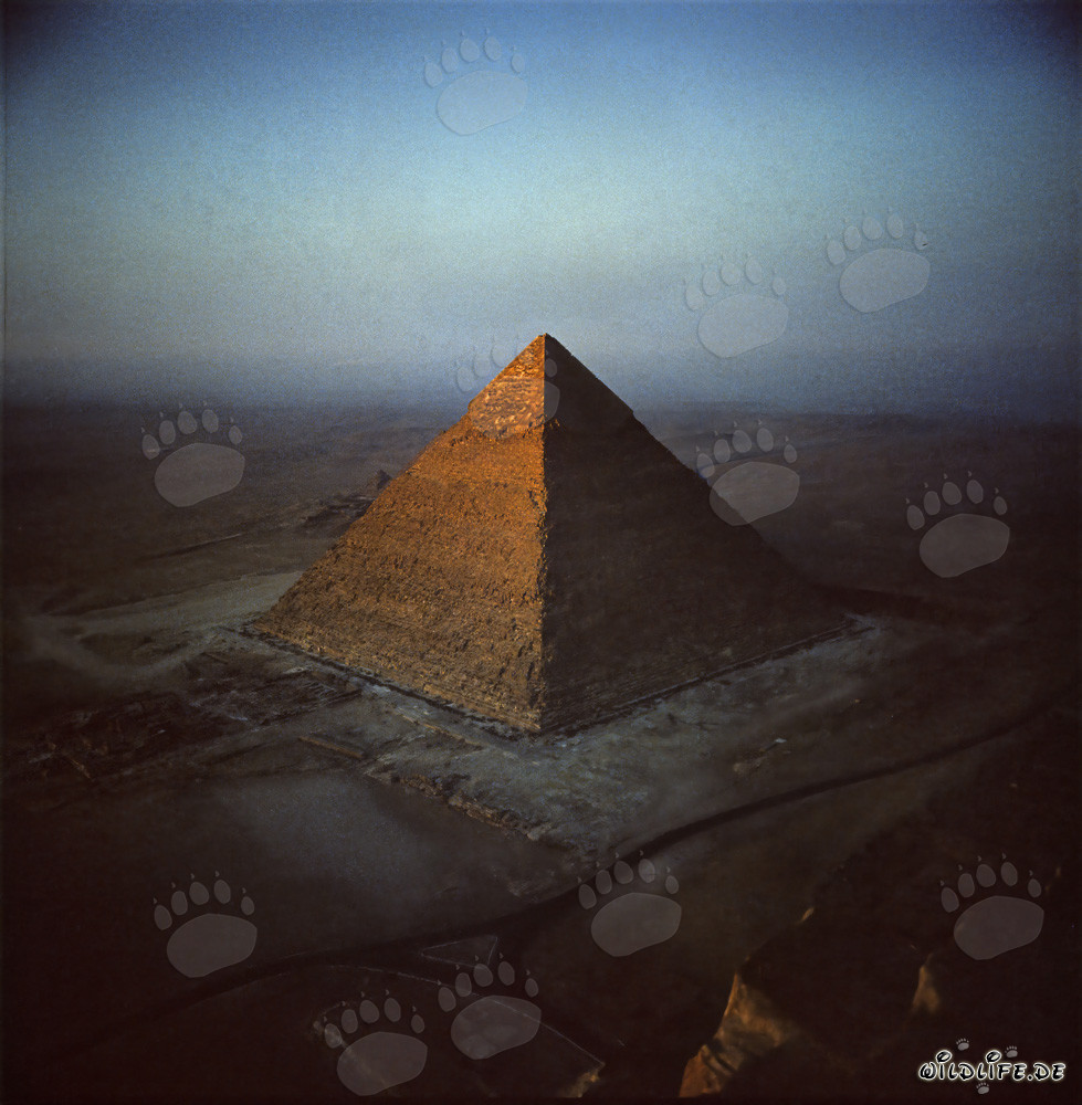 Vista della piramide di Cheope sulla piramide di Chefren a Giza