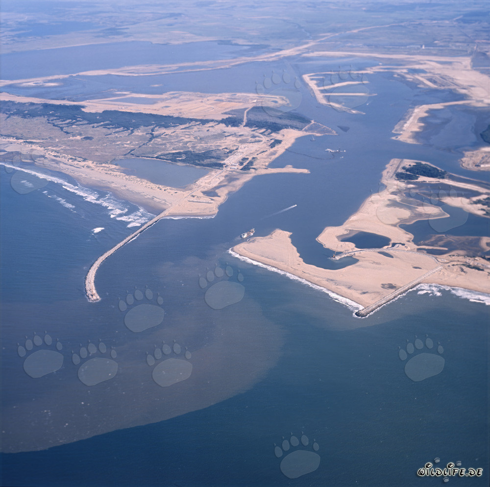 Luftaufnahme des Hafenausbaus Richards Bay mit Lagune in Südafrika