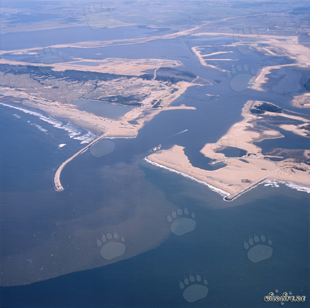 Vista aérea de la expansión del puerto de Richards Bay con laguna en Sudáfrica