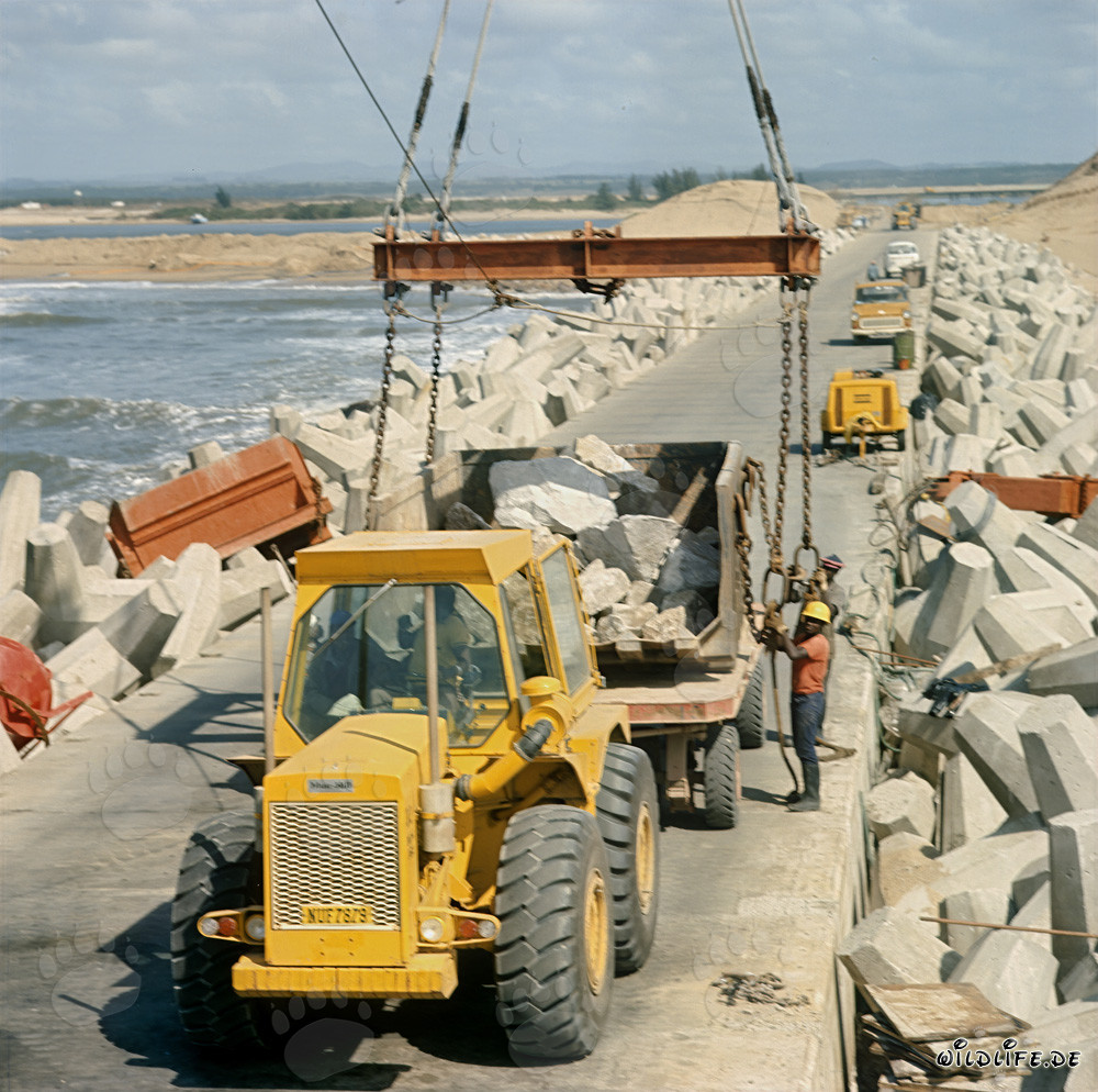 Installation de pierres sur la jetée nord avec un skip en acier à Richards Bay, Afrique du Sud