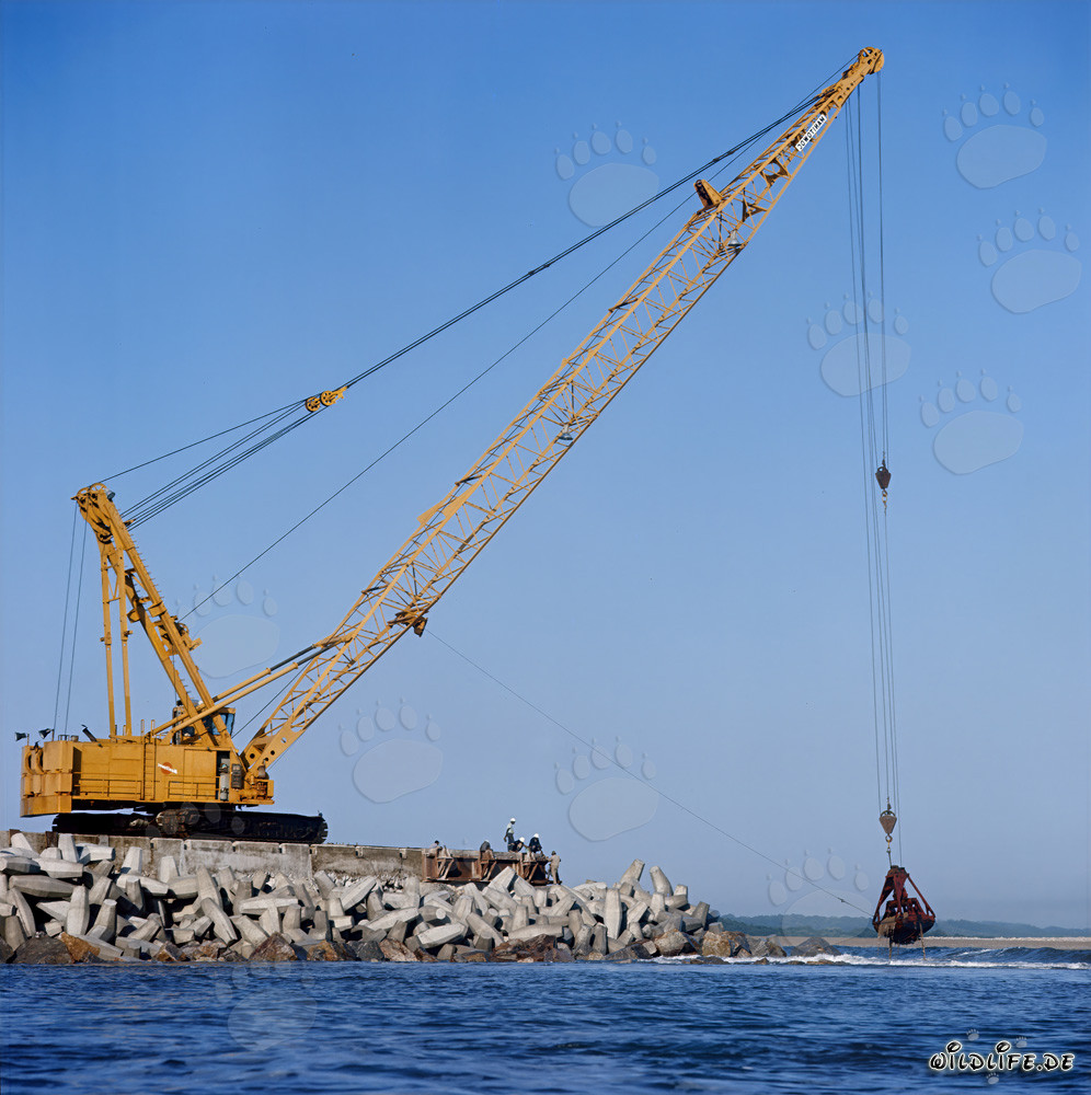 Dredging on North Headland with Manitowoc 4600 in Richards Bay