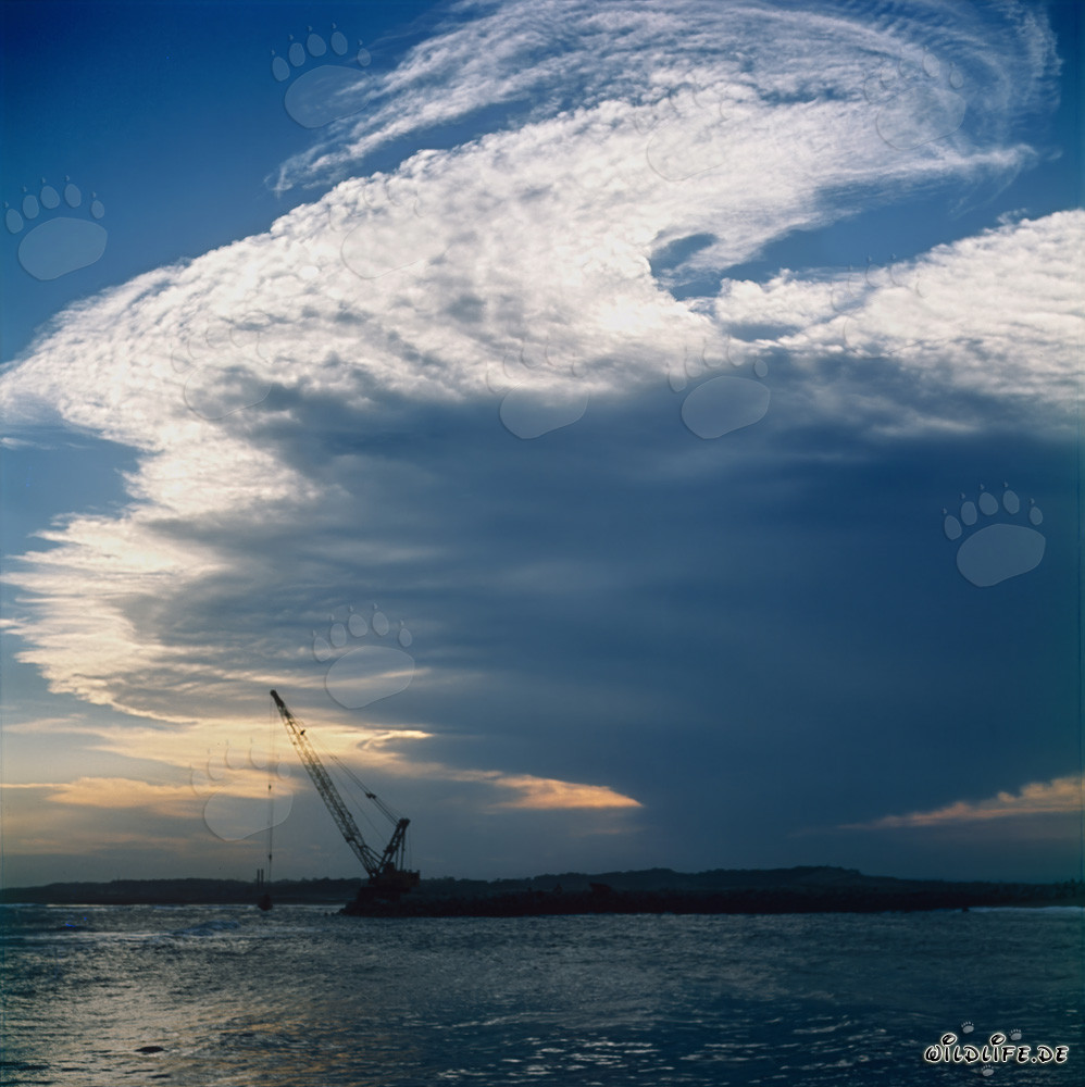 Tempesta imponente sopra il molo Nord a Richards Bay