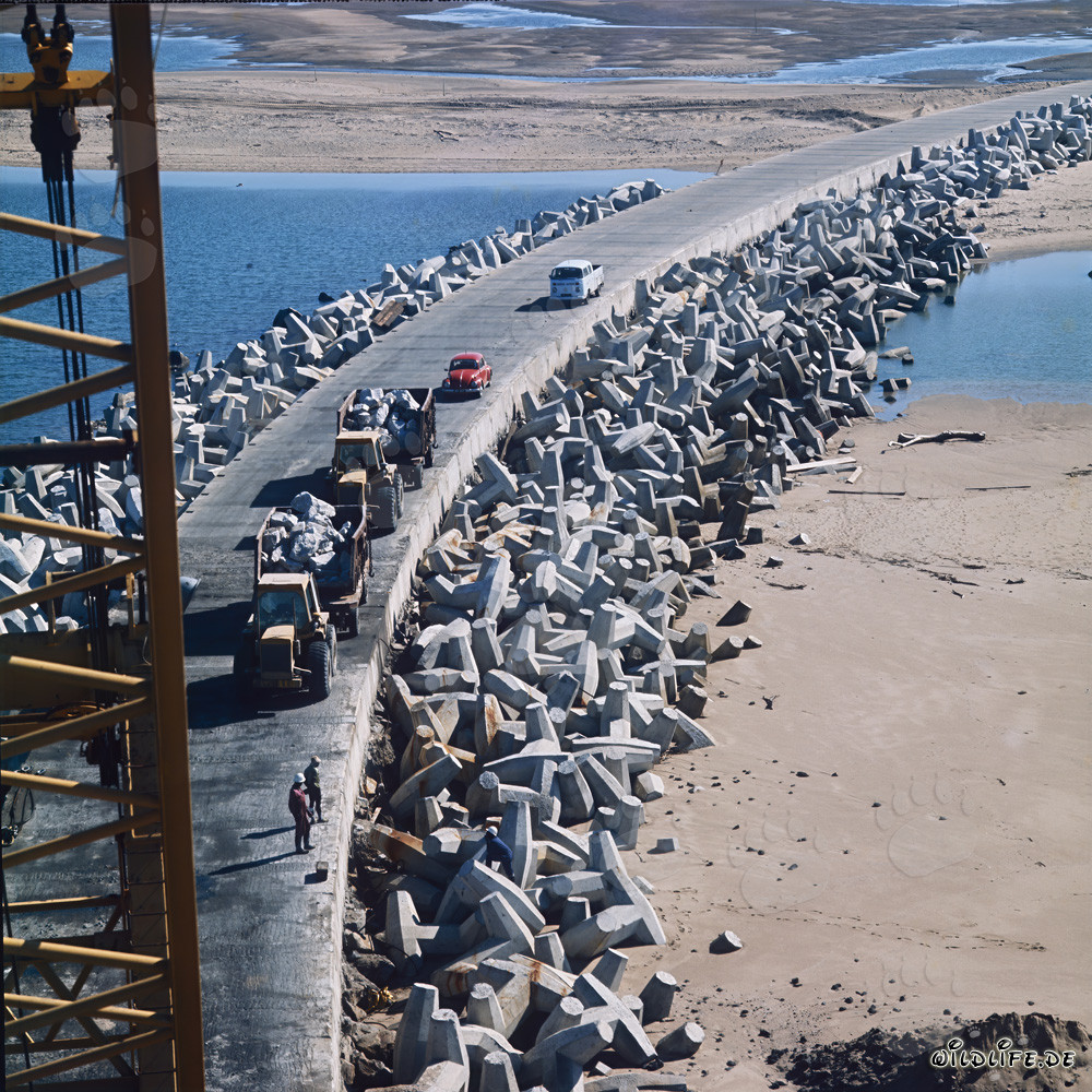 Steintransport am North Headland in Richards Bay, Südafrika