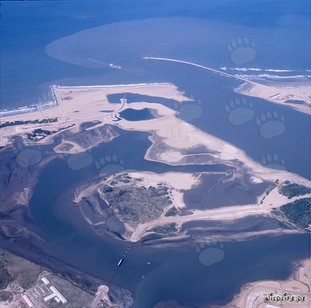Veduta aerea di North Breakwater, North Headland e South Breakwater a Richards Bay, Natal, Sudafrica