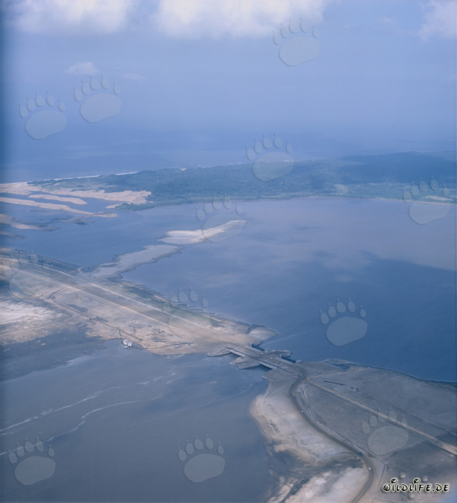 Construction progressive des ouvrages de régulation dans la digue de séparation