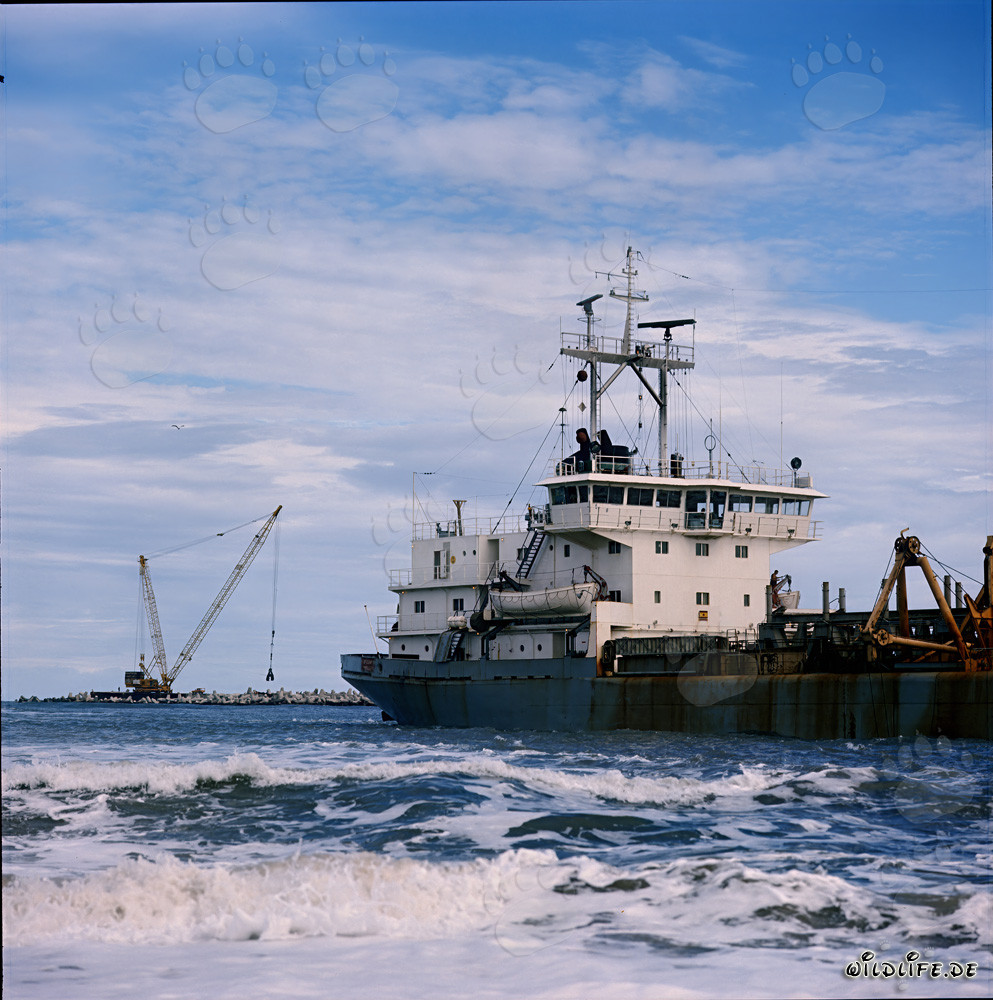 Draga de tolva HENDRIK ZANEN en acción en el puerto de Richards Bay, Sudáfrica