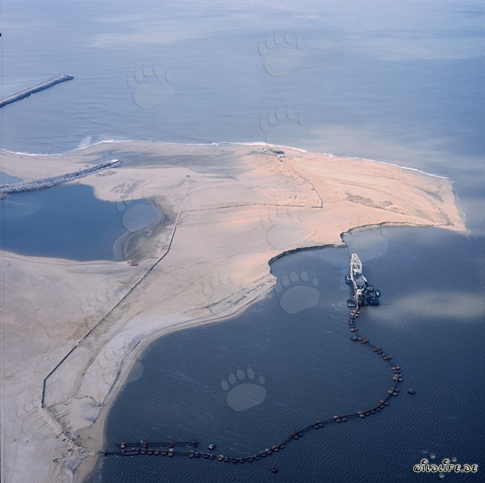 Luftaufnahme eines Schneidkopfspülbaggers im Hafen Richards Bay