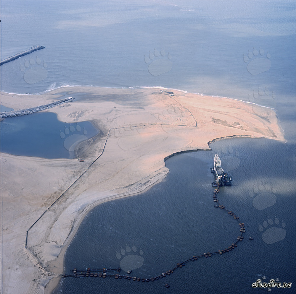 Vista aérea de una draga de succión de cabeza cortadora en el puerto de Richards Bay