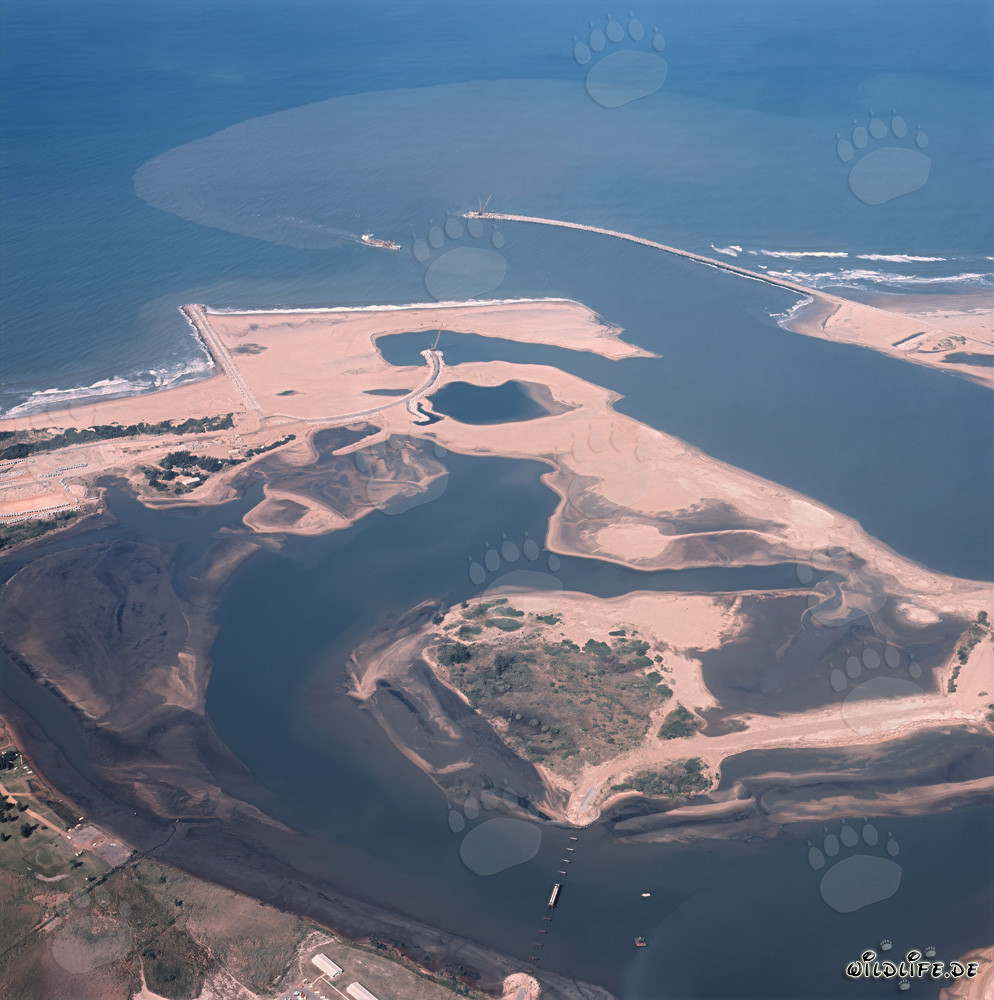 Vista aérea de la expansión del puerto de Richards Bay, Natal, Sudáfrica