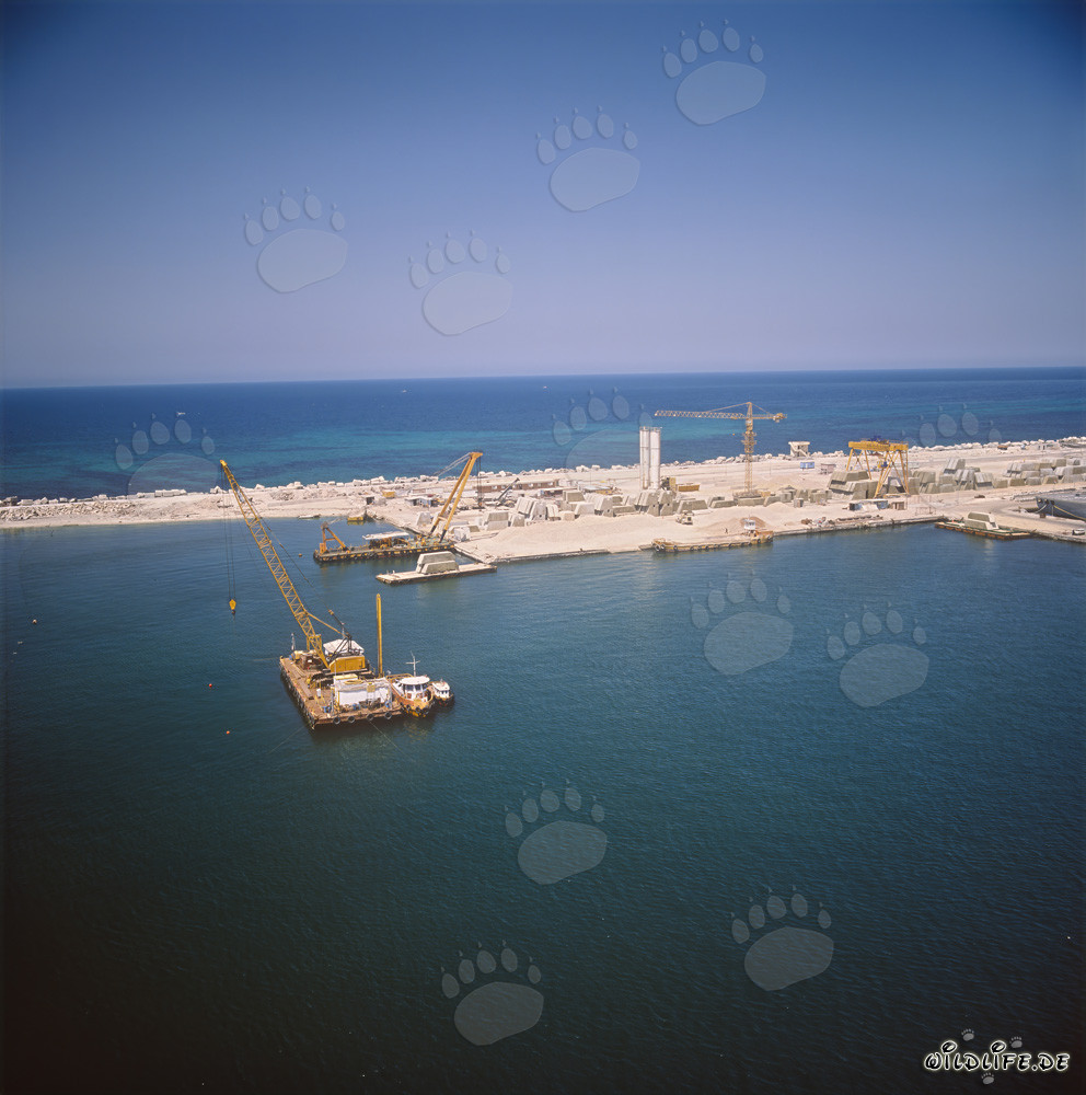 Cantiere di dragaggio con il cantiere e le asticelle di misurazione nel porto di Ras el Tin ad Alessandria Egitto