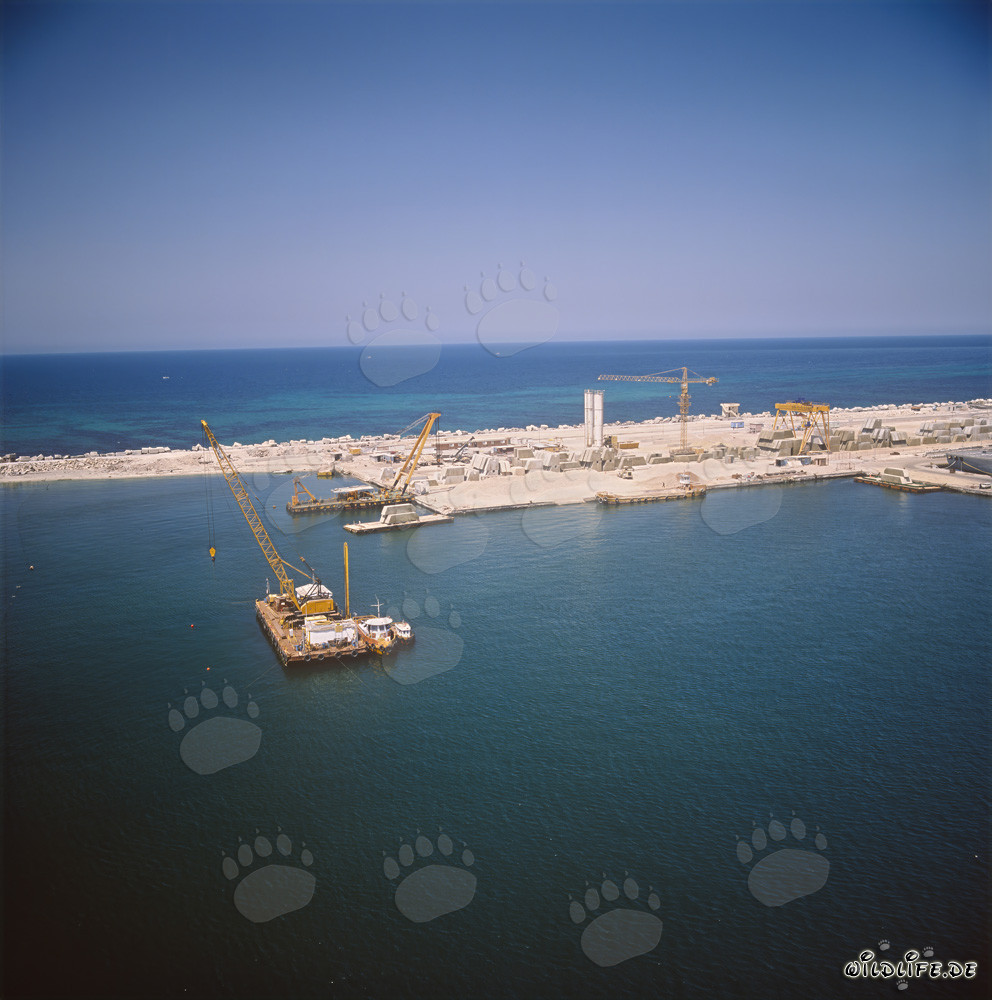 Ponton de dragage avec le chantier de blocs et des échelles de mesure dans le port de Ras el Tin à Alexandrie en Égypte