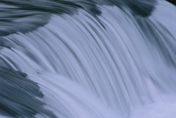 Chute d'eau idyllique du fleuve Brooks dans le parc national de Katmai, Alaska