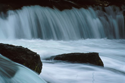 An impressive natural spectacle at Brooks River Waterfall in Alaska