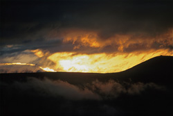 Romantischer Sonnenuntergang über dem Naknek Lake in Alaska