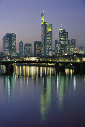 Fascinante skyline de rascacielos de Frankfurt al anochecer