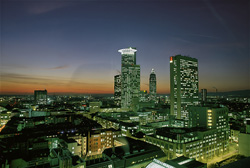 Descubre la fascinante skyline de Frankfurt de noche
