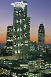 Admirar la fascinante skyline de Frankfurt de noche