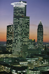 Impresionante skyline de Fráncfort de noche