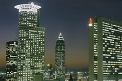Skyline fascinante de Francfort de nuit - Symbole de dynamisme économique