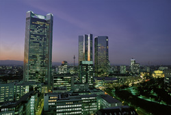 Impresionante skyline de Frankfurt de noche