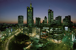 Descubra la fascinante skyline de Frankfurt de noche