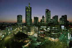 Impresionante skyline de Frankfurt de noche con rascacielos relucientes