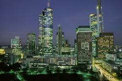 Fascinante skyline de Fráncfort de noche