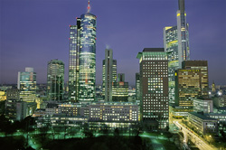 Experimente la impresionante skyline de Frankfurt de noche