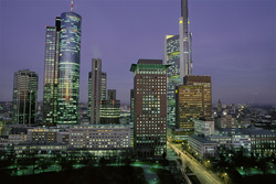 Experimenta la impresionante skyline de Frankfurt de noche
