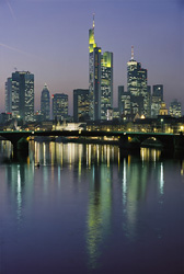Fascinante skyline de Francfort de nuit avec des gratte-ciel et le quartier financier