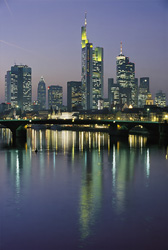 Skyline di Francoforte di notte affascinante - Mainhattan nella luce dei riflettori