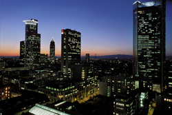 Fascinante skyline de Frankfurt de noche