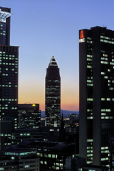 Fotografía de los impresionantes rascacielos de Frankfurt de noche