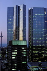 La façade argentée et miroitante des tours jumelles de la Deutsche Bank de Francfort dans la dernière lumière du jour