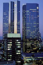 Impressionnant siège de la Deutsche Bank à Francfort dans la lumière du soir